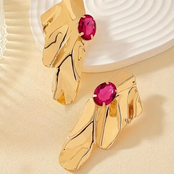 ✨ Bold Gold-Toned Earrings with Pink Gemstone Accent✨✨ with GIFT BOX 🎁 - Picture 3 of 8